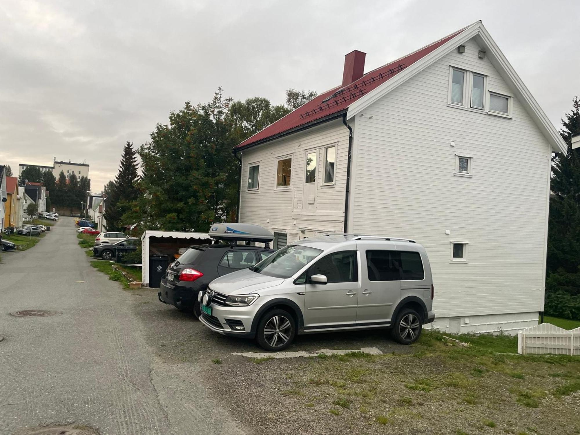 Centrally Located With 2 Bedrooms And Free Parking Appartamento