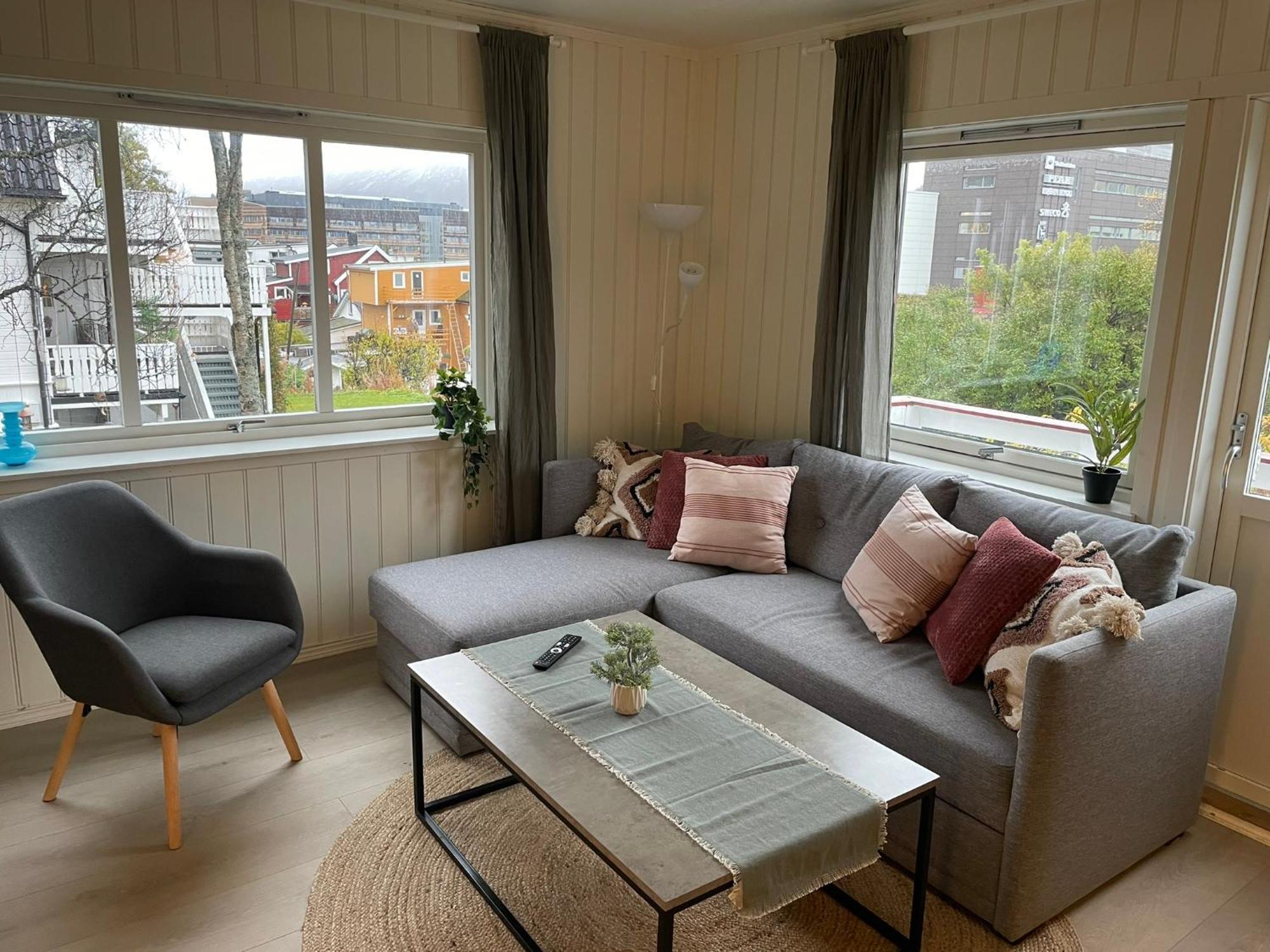 Appartamento Centrally Located With 2 Bedrooms And Free Parking